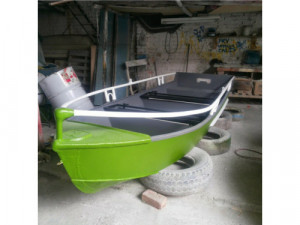 Fabricamos bote verde en fibra de vidrio. 